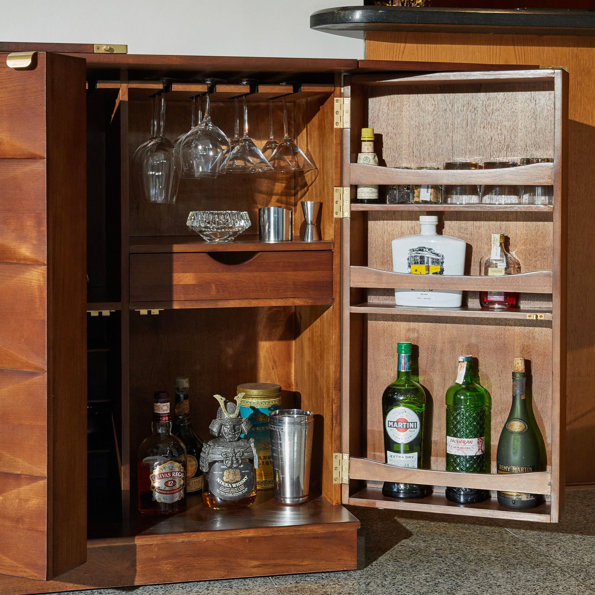 Compact bar store unit